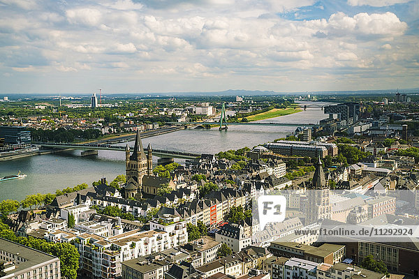 Deutschland  Köln  Blick auf das Stadtbild mit Gross Sankt Martin und Rathaus von oben