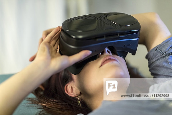 Junge Frau mit Virtual Reality-Brille
