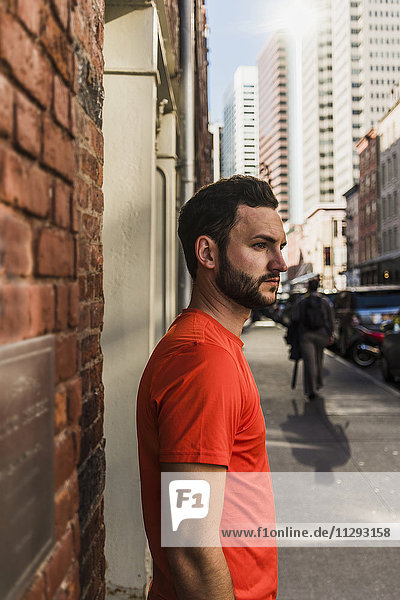 USA  New York City  Mann auf dem Bürgersteig in Manhattan schaut sich um