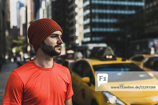 USA  New York City  sportlicher Mann mit Wollmütze in Manhattan