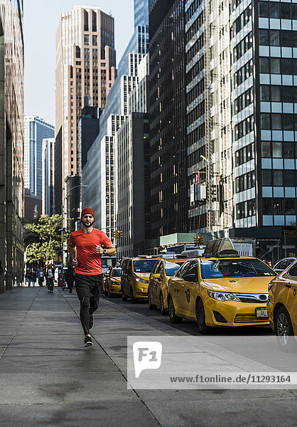 USA  New York City  Mann läuft in Manhattan