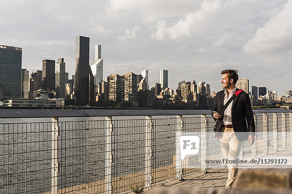 USA  New York City  Geschäftsmann zu Fuß entlang des East River