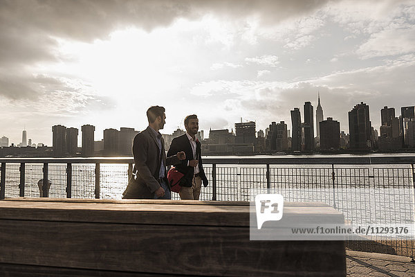 USA  New York City  zwei Geschäftsleute entlang des East River