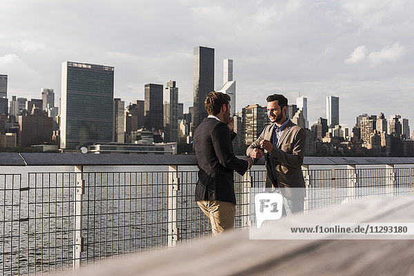 USA  New York City  zwei Geschäftsleute im Gespräch am East River