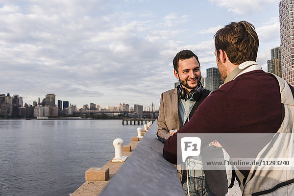 USA  New York City  zwei junge Männer am East River