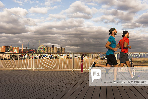 USA  New York City  zwei Männer laufen auf Coney Island
