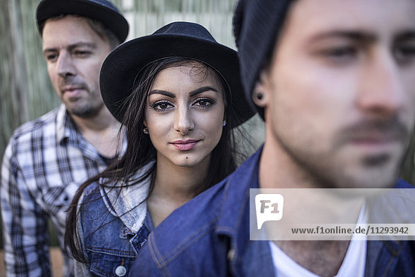 Porträt einer jungen Frau und zweier Männer im Freien