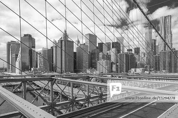 USA  New York City  Blick von der Brooklyn Bridge nach Manhattan