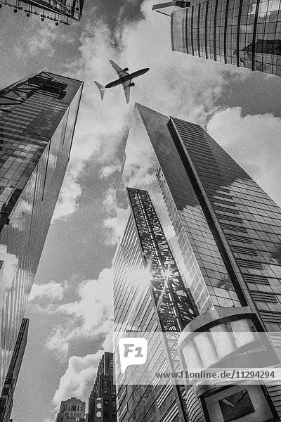 USA  New York City  Wolkenkratzer von unten gesehen mit überfliegendem Flugzeug