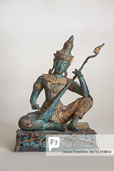 Bronzeskulptur  thailändische Figur  spielt auf Sitar  Thailand  Asien