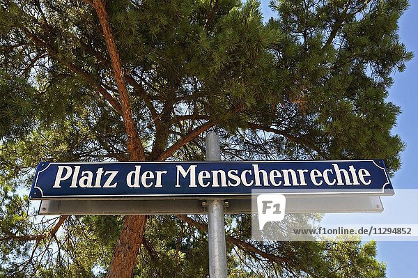Straßenschild  Platz der Menschenrechte  Evangelisch-Lutherisches Gemeindezentrum  Messestadt-West  München  Bayern  Deutschland  Europa