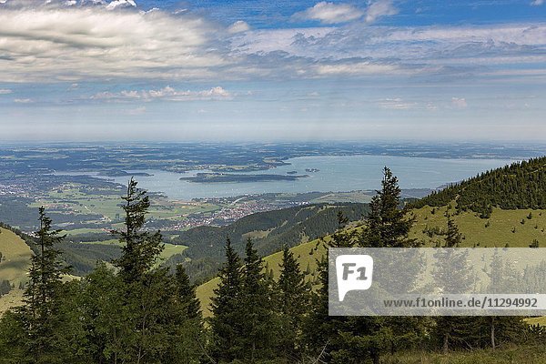 Ausblick auf den Chiemsee  gesehen vom Staffelstein  Chiemgau  Bayern  Deutschland  Europa
