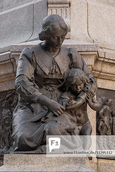 Jeanne Mance Figur am Denkmal von Paul Chomedey de Maisonneuve  Stadtgründer des alten Montreal  Place d'Armes  Montréal  Québec  Kanada  Nordamerika