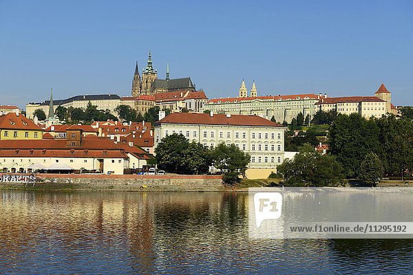Prager Burg mit Veitsdom auf dem Burgberg Hradschin  Moldau  Prag  Tschechien  Europa