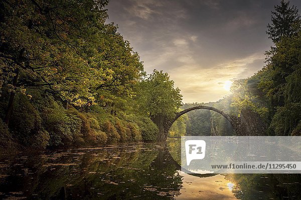 Rakotzbrücke oder Teufelsbrücke im Kromlauer Park  Kromlau  Sachsen  Deutschland  Europa