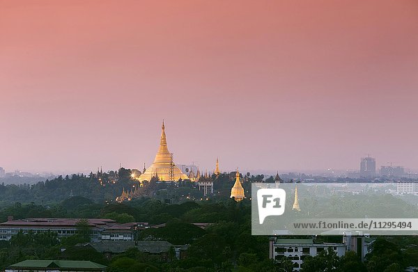 Shwedagon Pagode bei Sonnenuntergang  Rangun  Myanmar  Asien