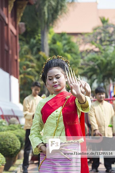 Traditioneller Thai-Tanz während der Songkran Day Parade  thailändisches Neujahrsfest  Chiang Mai  Thailand  Asien
