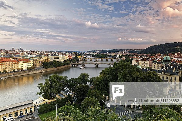Stadtansicht vom Letna-Hügel über die Moldaubrücken zur Altstadt mit Altstädter Brückenturm und Karlsbrücke  Prag  Tschechien  Europa