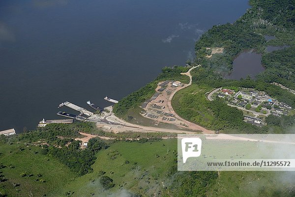 Hafen nahe Itaituba  genutzt zur Ausfuhr von illegal geschlagenem Tropenholz  Amazonas-Regenwald  Distrikt Itaituba  Bundesstaat Pará  Brasilien  Südamerika