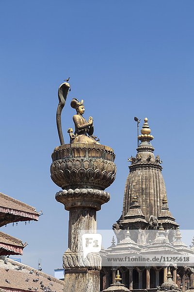 Statue von König Yoganarendra Malla mit Schlange und Vogel  Durbar Square  durch Erdbeben April 2015 zerstört  Patan  Nepal  Asien
