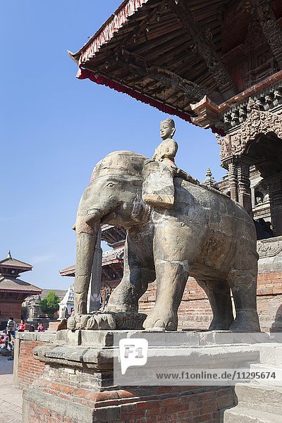 Elefantenstatuen bewachen Vishwanath Tempel in Durbar Square  Patan  Nepal  Asien