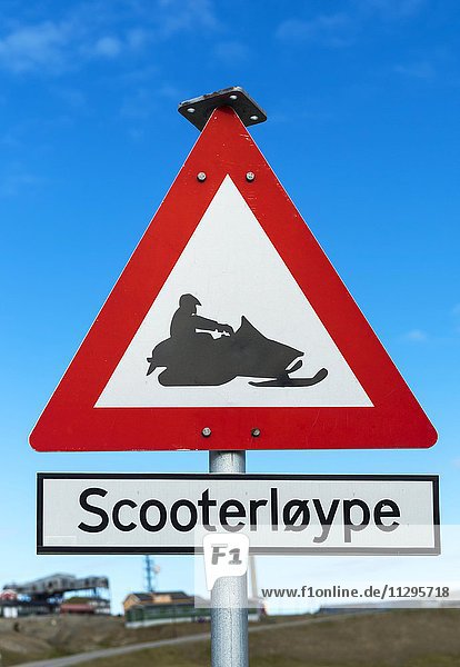 Schneemobil Warnung  Verkehrsschild  Longyearbyen  Insel Spitzbergen  Spitzbergen Inselgruppe  Norwegen  Europa