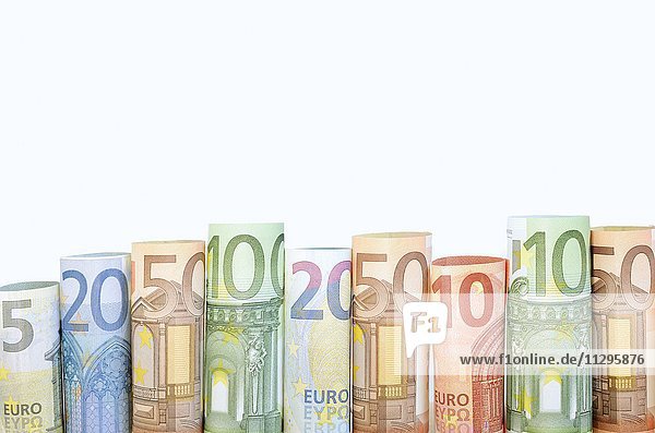 Verschiedene Euro-Banknoten eingerollt Rollen