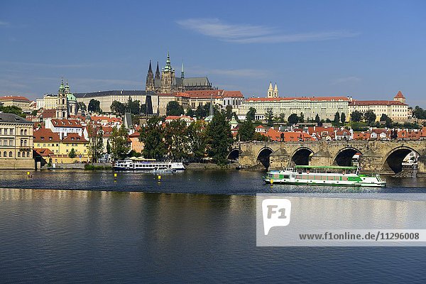 Prager Burg mit Veitsdom auf dem Burgberg Hradschin  Moldau mit Ausflugsschiffen  Prag  Tschechien  Europa