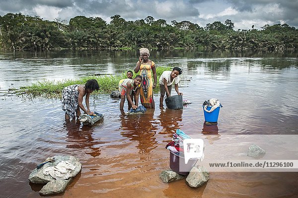 Frauen waschen Wäsche am Fluss Ntem im Regenwald  Campo  Region Süd  Kamerun  Afrika