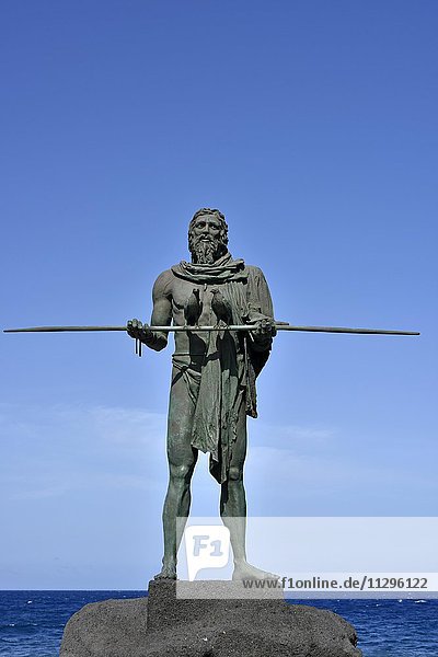 Mencey-Statue  Statue des Guanchenkönig Anaterve  Uferpromenade von Candelaria  Teneriffa  Kanarische Inseln  Spanien  Europa