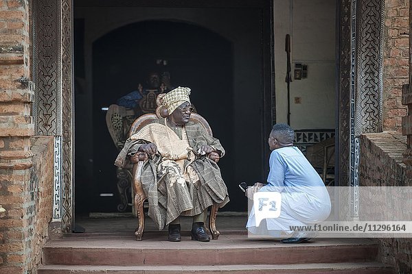 Seine Majestät  El Hadj Ibrahim Mbombo Njoya Sultan  König der Bamoun  vor dem Palasteingang während einer Sprechstunde mit Untertanen  Foumbam  Region West  Kamerun  Afrika