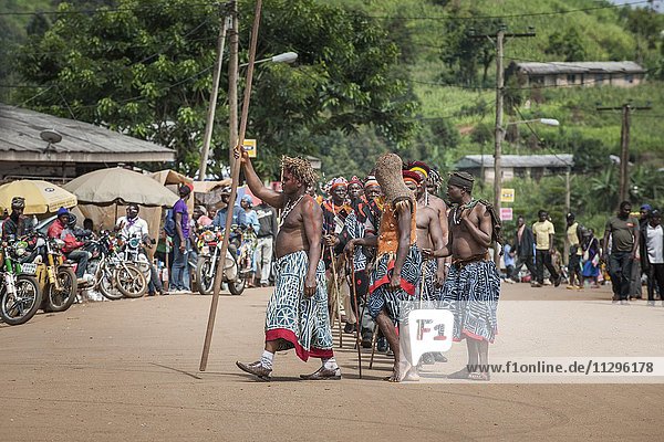Aufzug von einem Männer-Geheimbund  Männerbund aus Stammesoberhäuptern  Naturvolk  Fundong  Region Nord-West  Kamerun  Afrika
