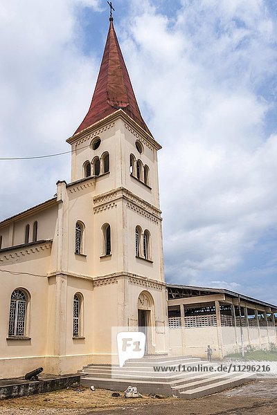 Historische Kirche der katholischen Pallottinermission aus der deutschen Kolonialzeit  Kribi  Region Süd  Kamerun  Afrika