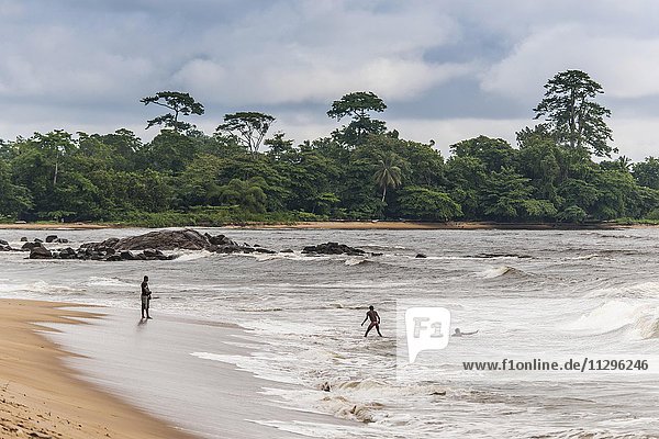 Strandszene  Kribi  Region Süd  Kamerun  Afrika