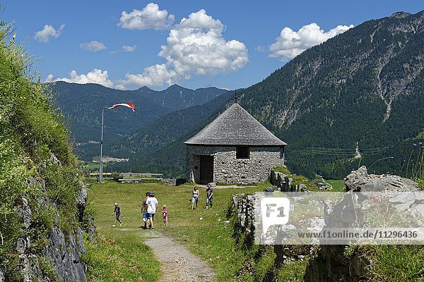 Besucher in der Burgruine Ehrenberg  Reutte  Tirol  Österreich  Europa
