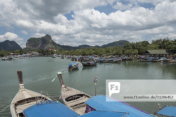 Longtailboote im Hafen  Nopparat Thara  Ao Nang  Krabi  Thailand  Asien