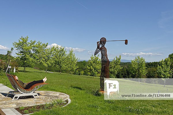 Junges Mädchen ruht sich aus  Skulptur Der Golfer  Künstler Josef Eder  Golfschaukel Lafnitztal Stegersbach  Burgenland  Österreich  Europa