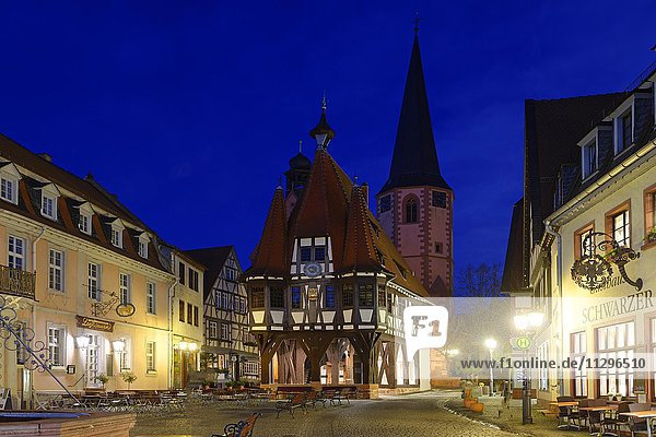 Rathaus bei Nacht  hinten Turm der Stadtkirche  Michelstadt  Odenwald  Hessen  Deutschland  Europa