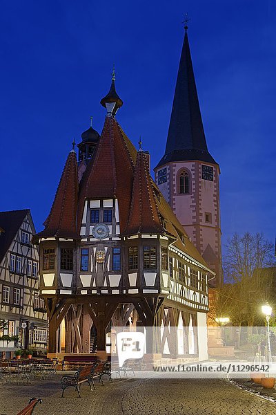 Rathaus vor dem Turm der Stadtkirche bei Nacht  Michelstadt  Odenwald  Hessen  Deutschland  Europa