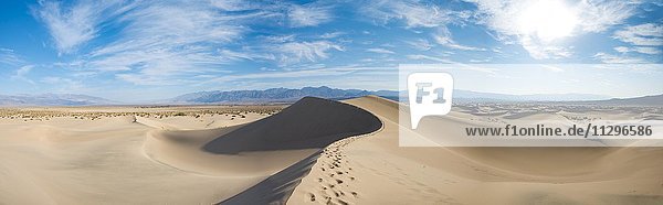 Spuren auf einer Sanddüne  Mesquite Flat Sand Dunes  hinten Ausläufer der Amargosa-Range Bergkette  Death Valley  Death-Valley-Nationalpark  Kalifornien  USA  Nordamerika