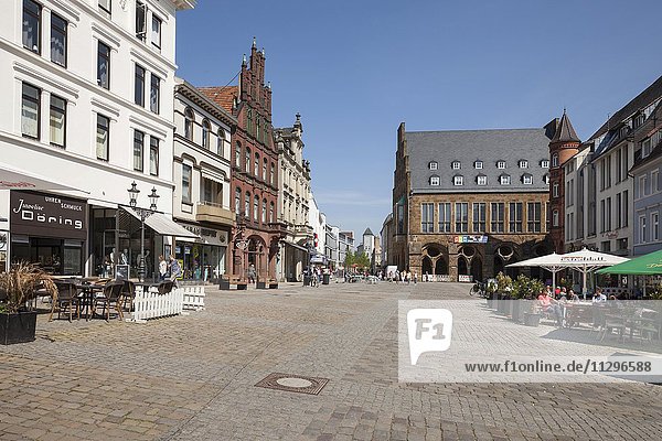 Historische Häuser mit Rathaus am Marktplatz  Minden  Nordrhein-Westfalen  Deutschland  Europa