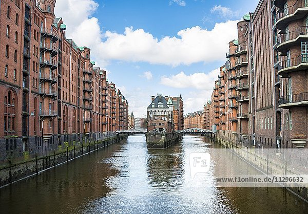 Wasserschloss  gesehen von der Poggenmühlenbrücke  Lagerhäuser in der Hamburger Speicherstadt  Hamburg  Deutschland  Europa