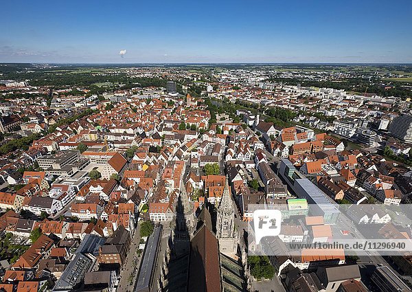 Ausblick vom Ulmer Münster über die östliche Innenstadt und Neu-Ulm  Ulm  Oberschwaben  Schwaben  Baden-Württemberg  Deutschland  Europa