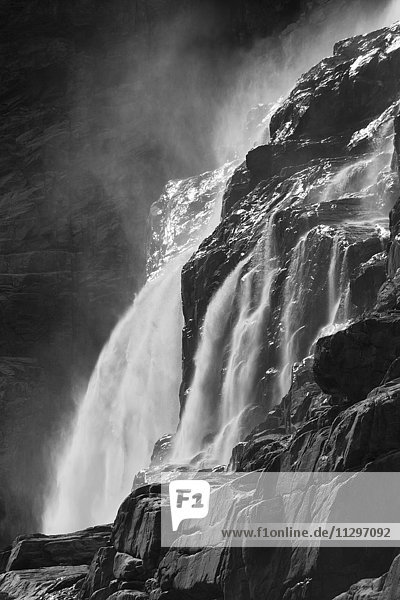 Wasserfall am Kjendalsbreen  Loen  Norwegen  Europa