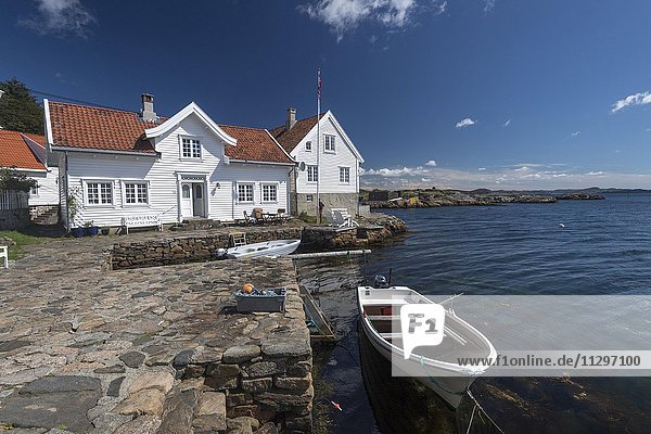 Typisches schwedisches Haus am Wasser mit Fischerboot  Loshavn  Farsund  Südnorwegen  Norwegen  Europa