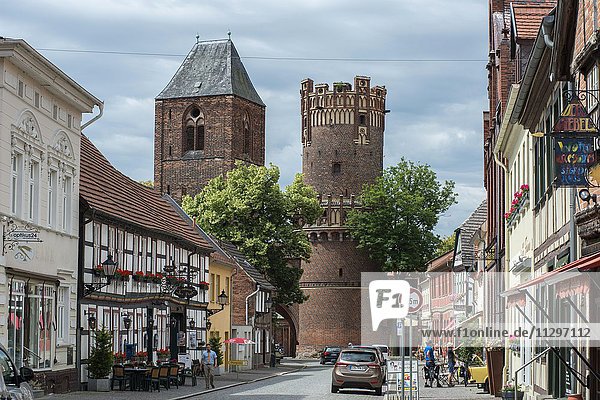 Altstadt  Lange Straße mit Neustädter Tor und St. Nikolai  Hansestadt Tangermünde  Sachsen-Anhalt  Deutschland  Europa