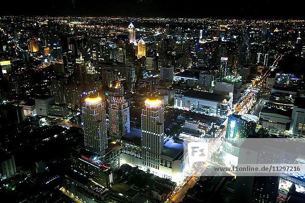 Bangkok Skyline in der Nacht  Bangkok  Thailand  Asien