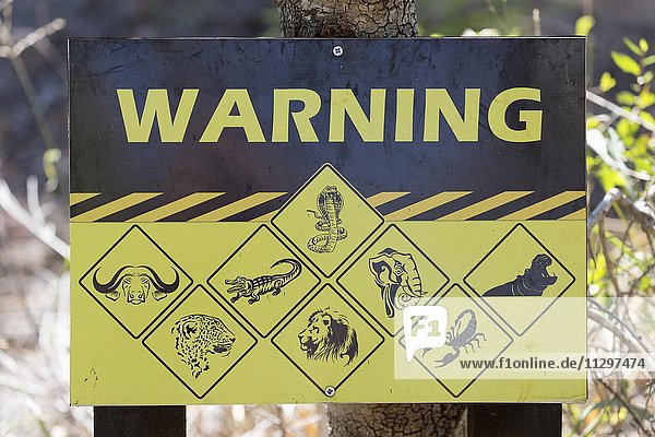 Warnschild am Wasserloch gefährliche Tiere  Manyeleti Game Reserve  Südafrika