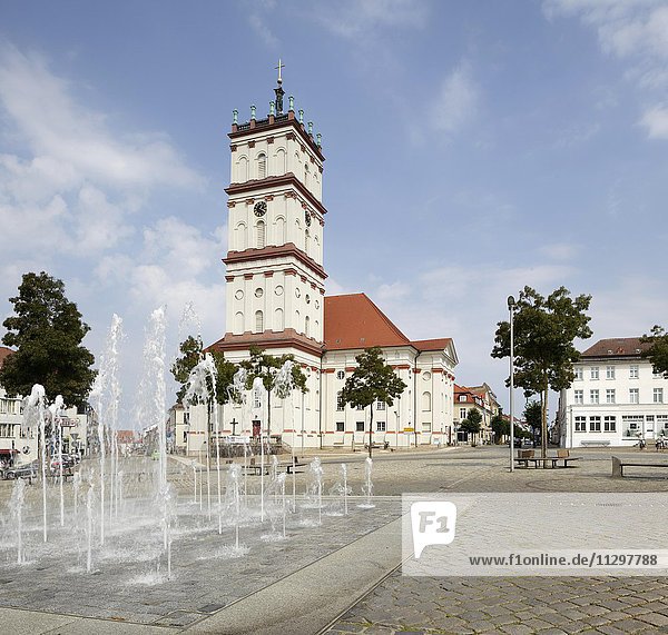 Stadtkirche am Marktplatz Neustrelitz Mecklenburg-Vorpommern Deutschland Europa