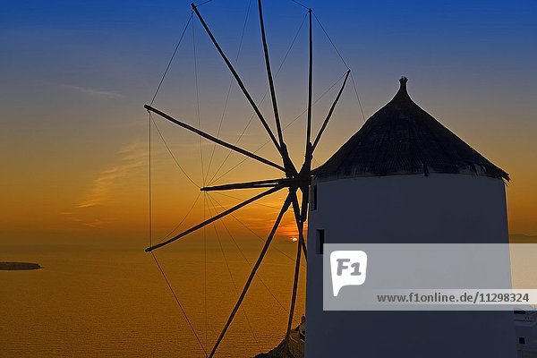 Traditionelle Windmühle  Oia  Santorin  Kykladen  Griechenland  Europa